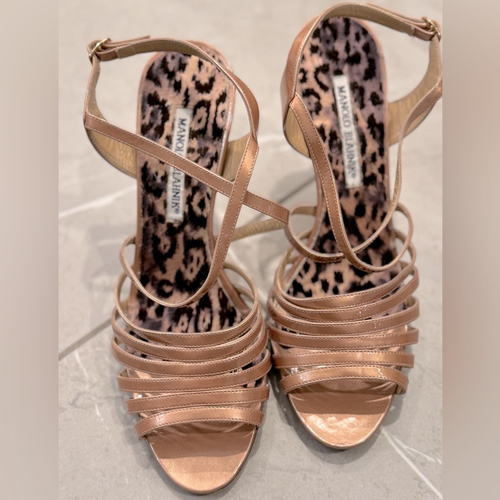 Manolo Blahnik Beige Nude pearlized patent leather heels sandal. 39 like new